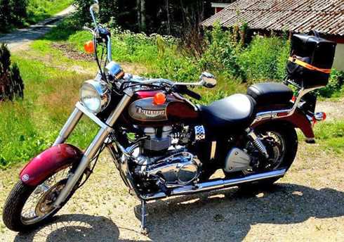 Mörkröd Triumph Bonneville America stulen i Listerby